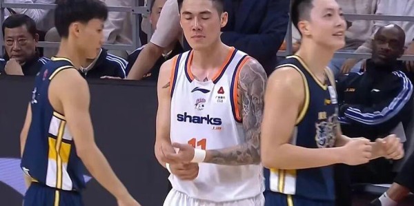 星空体育app下载-广东男篮40分惨败，三分球35中5+17次失误，上海男篮酣畅淋漓大胜