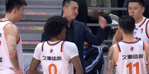 星空体育app下载-广东男篮40分惨败，三分球35中5+17次失误，上海男篮酣畅淋漓大胜