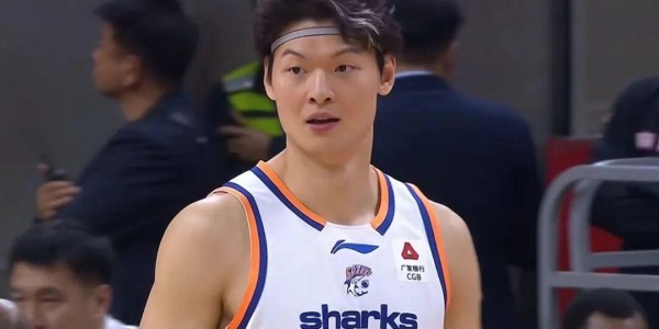 星空体育app下载-广东男篮40分惨败，三分球35中5+17次失误，上海男篮酣畅淋漓大胜